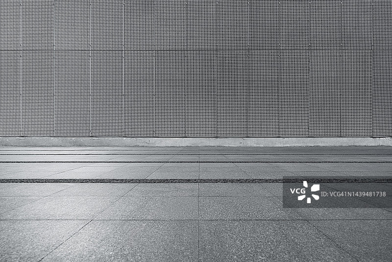 具有灰色地板和银色金属线条墙的未来主义空旷建筑图片素材