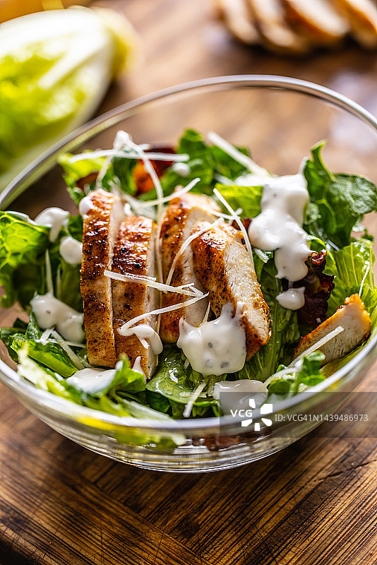 玻璃碗装美味烤鸡肉凯撒沙拉图片素材