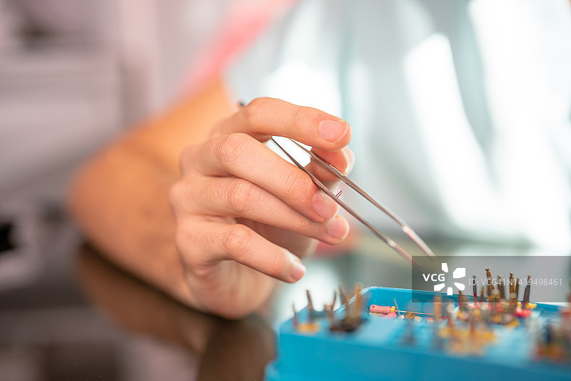 牙医用镊子操作特写图片素材