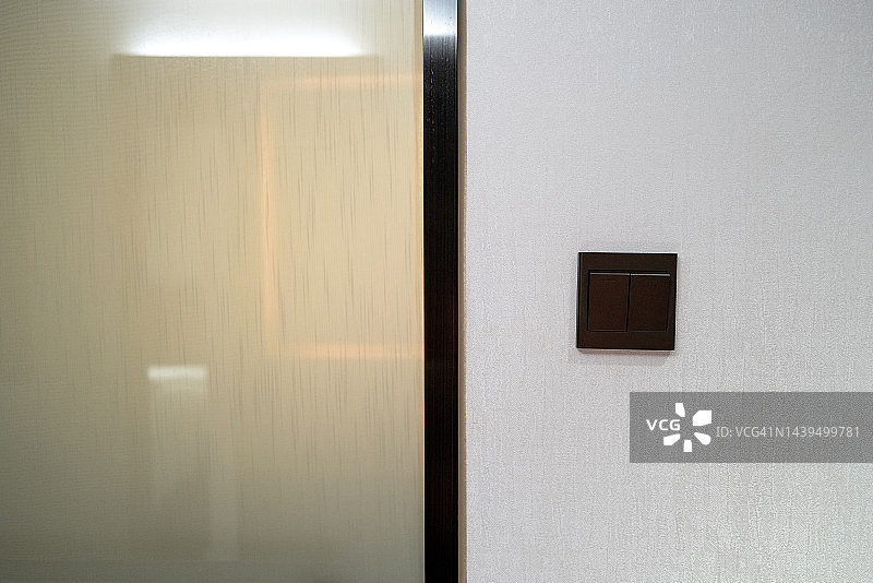 门边墙上的电源开关按钮图片素材