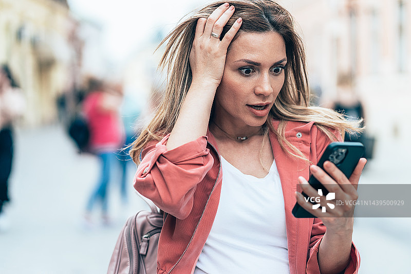 女性智能手机图片素材