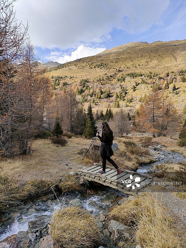 在山中徒步的活力女孩图片素材