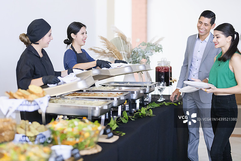 自助餐台边的几个人图片素材