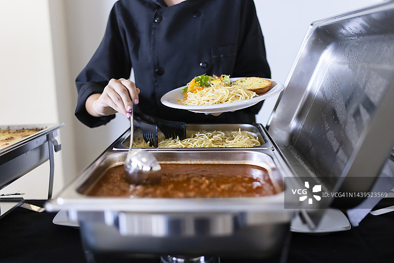 厨师为顾客盘中盛食物图片素材