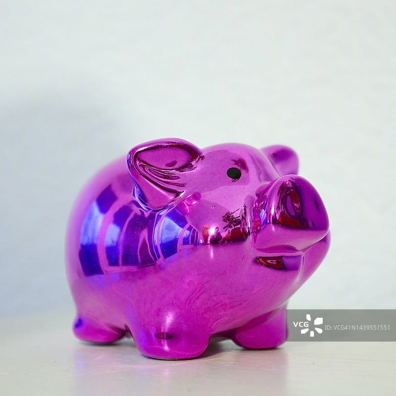 粉红小猪储蓄罐图片素材