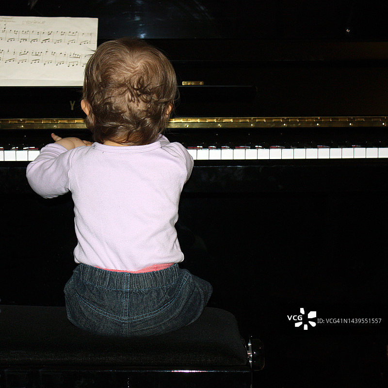 小女孩弹钢琴图片素材