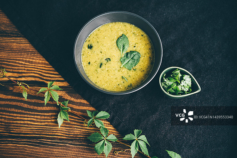 木桌上的小扁豆汤图片素材