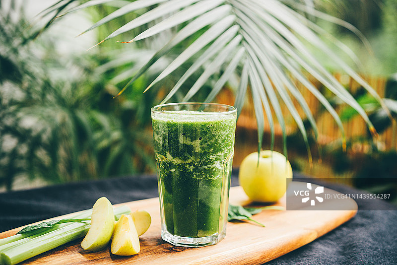 瓶装绿色冰沙图片素材