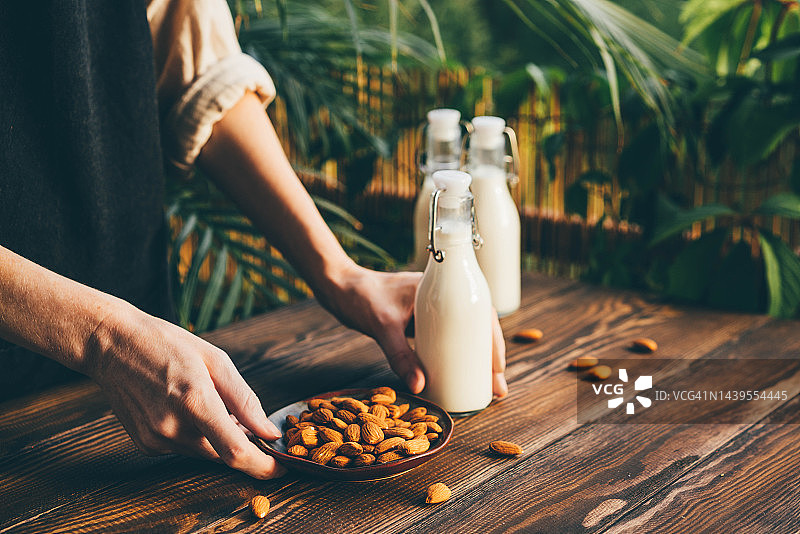 女人自制杏仁奶图片素材