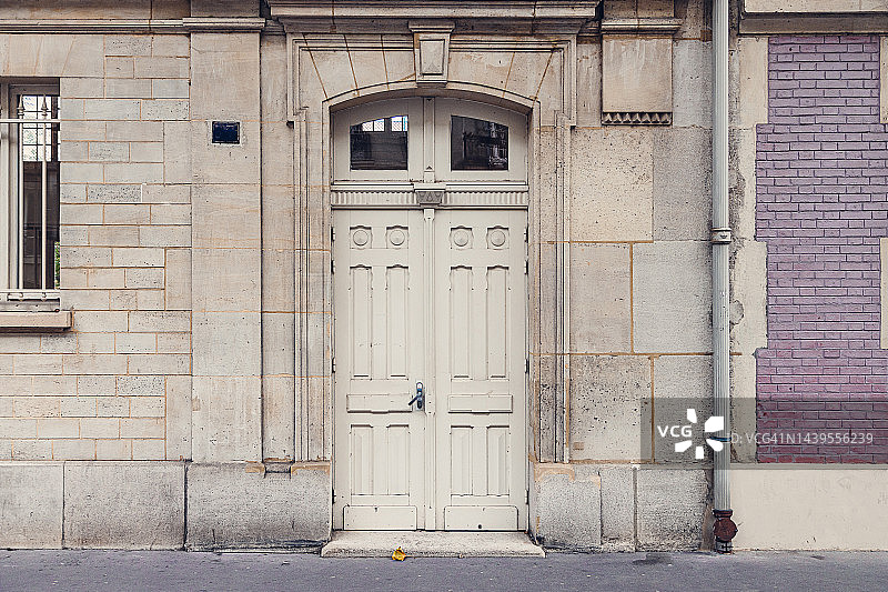 法国巴黎优雅的欧式建筑白色木制双门图片素材