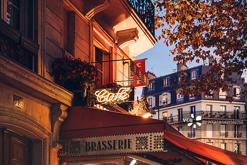 暮色下的巴黎咖啡馆图片素材