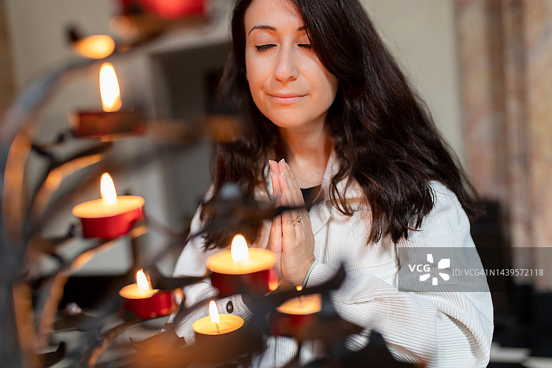 女子祈祷愿望成真图片素材