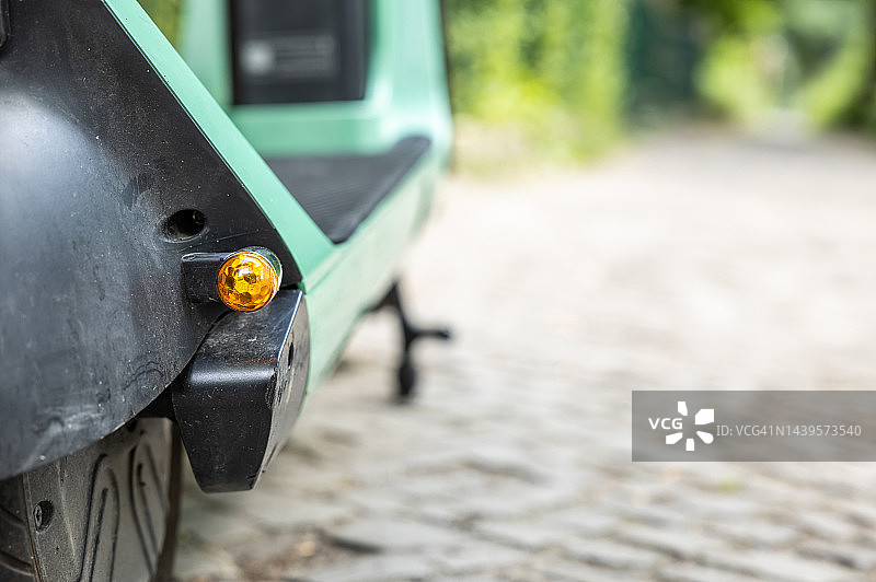 电动滑板车的转向灯图片素材