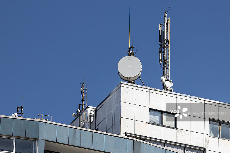 居民楼顶的手机天线图片素材