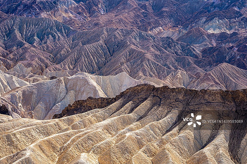 美国加州死亡谷国家公园莫哈韦沙漠中著名的扎布里斯基角在充满活力的日出时分图片素材