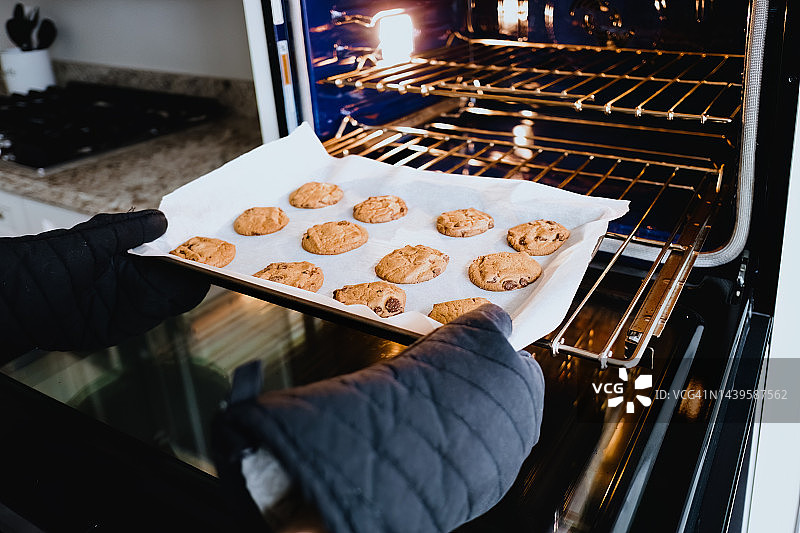 刚出炉的自制巧克力曲奇图片素材