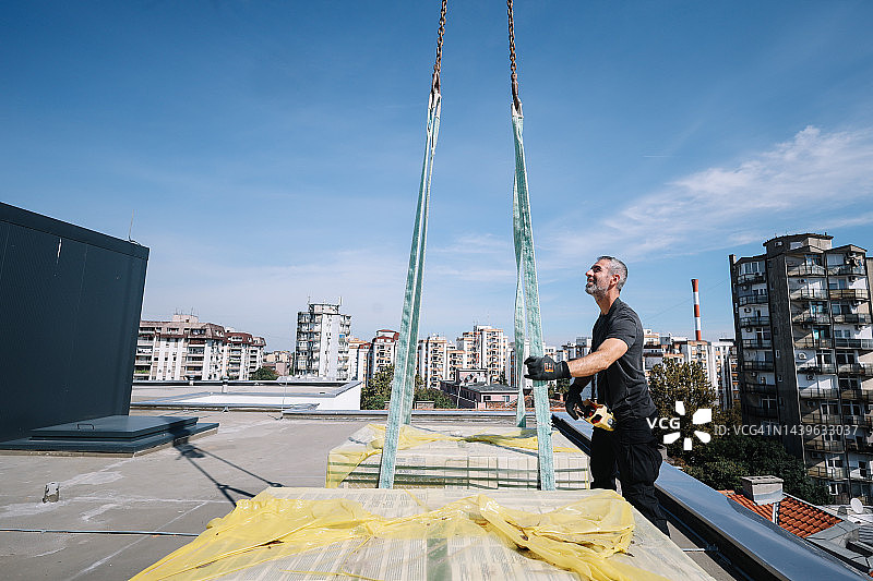 检查建筑工地屋顶图片素材