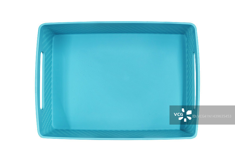 白色背景上的蓝色塑料篮，带裁剪路径图片素材