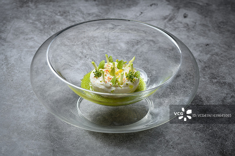 配有白芦笋和柠檬香脂的杂烩蟹图片素材