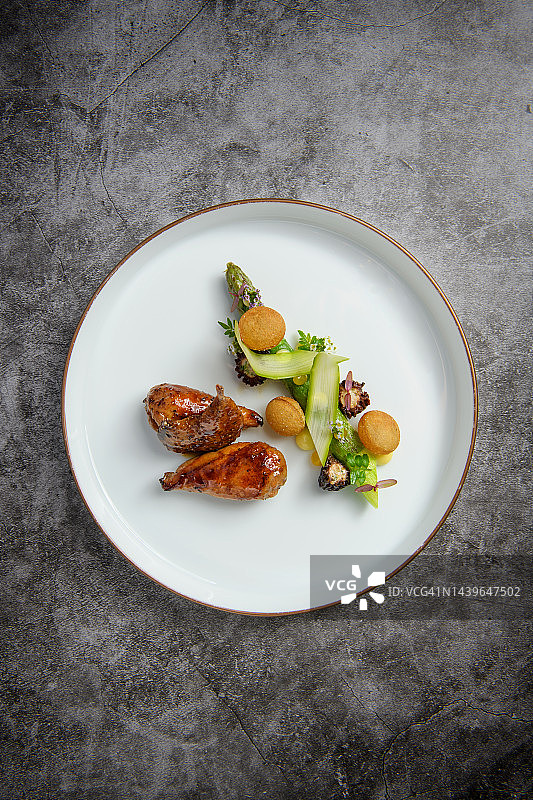 鹌鹑蛋酿羊肚菌配白芦笋图片素材