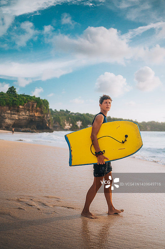 追逐海浪图片素材