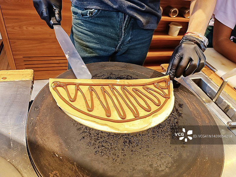 年轻男人制作可丽饼图片素材