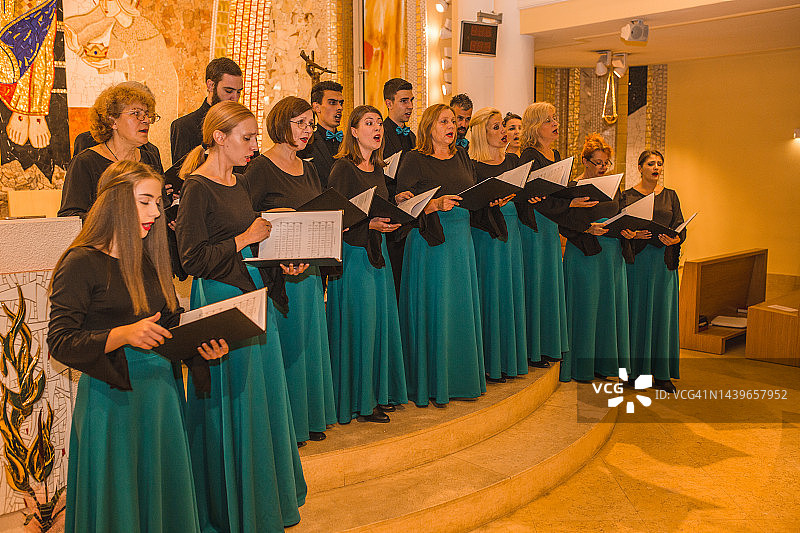 一群人在合唱表演前练习图片素材