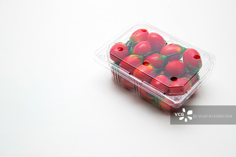 白色背景下的塑料盒装西红柿图片素材