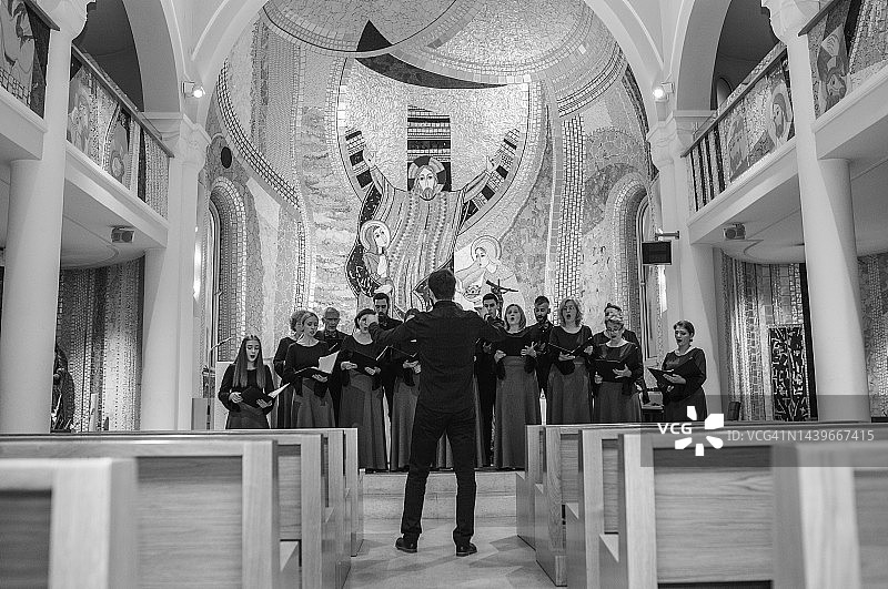 黑白照片：合唱团演出前排练，指挥在场图片素材