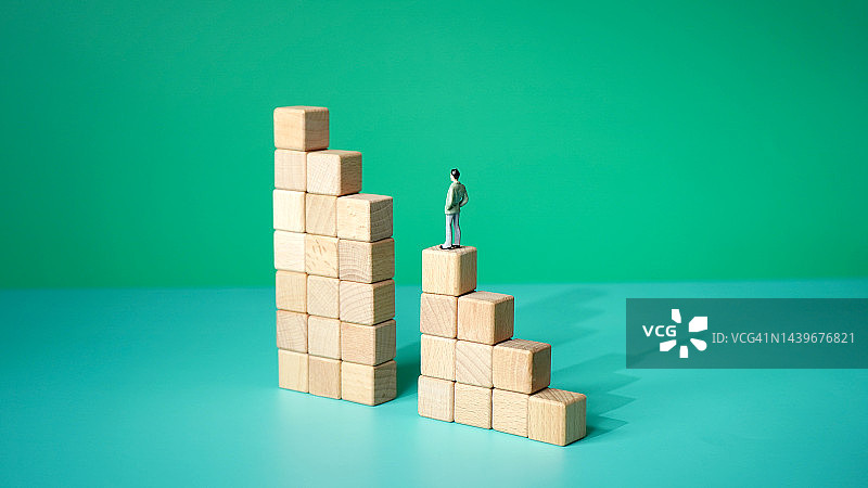 男人攀登企业阶梯，挑战职场工作图片素材