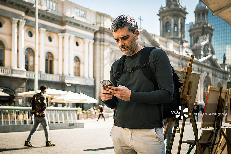 在智利街头使用手机的男人图片素材