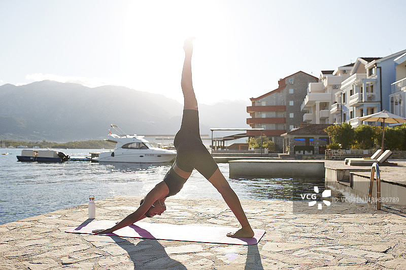 女人练习下犬式图片素材