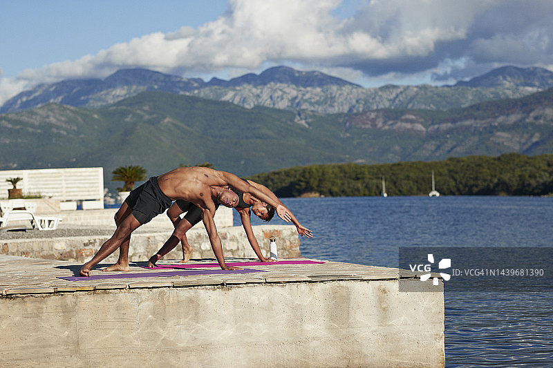 男女练习展臂侧角式图片素材