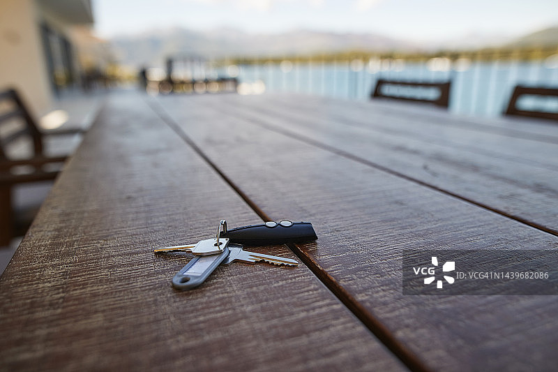放在木桌上的房屋钥匙图片素材