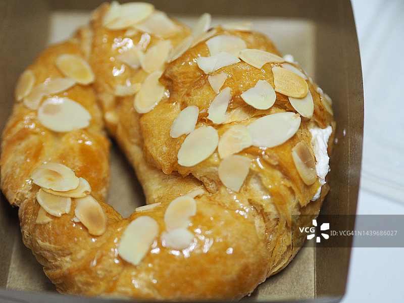 纸盒中的杏仁羊角面包图片素材