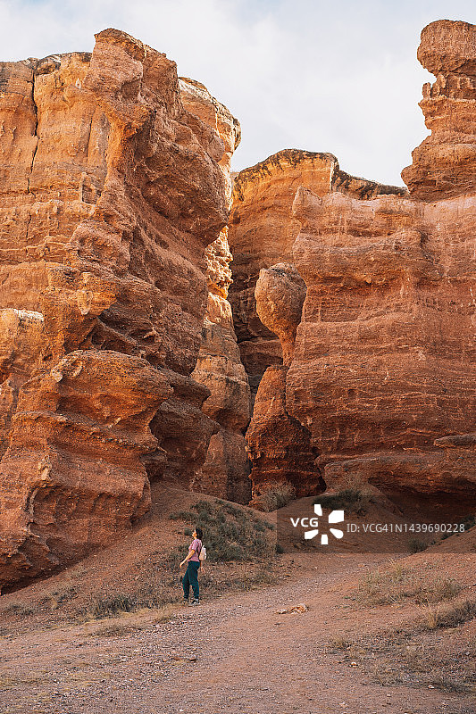 女士在高山峡谷下行走图片素材