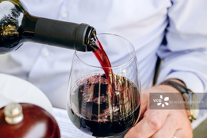 男人倒葡萄酒图片素材