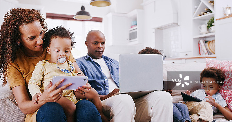 家庭科技互联：父母和孩子使用平板电脑、笔记本电脑和智能手机在线观看屏幕和流媒体。黑人妇女、男人和孩子们使用5G网络和社交媒体进行互联网游戏。图片素材