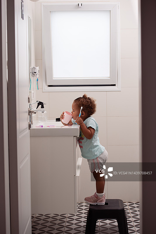 早上，小女孩漱口刷牙图片素材