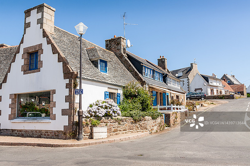 普卢马纳克村迷人的老房子图片素材