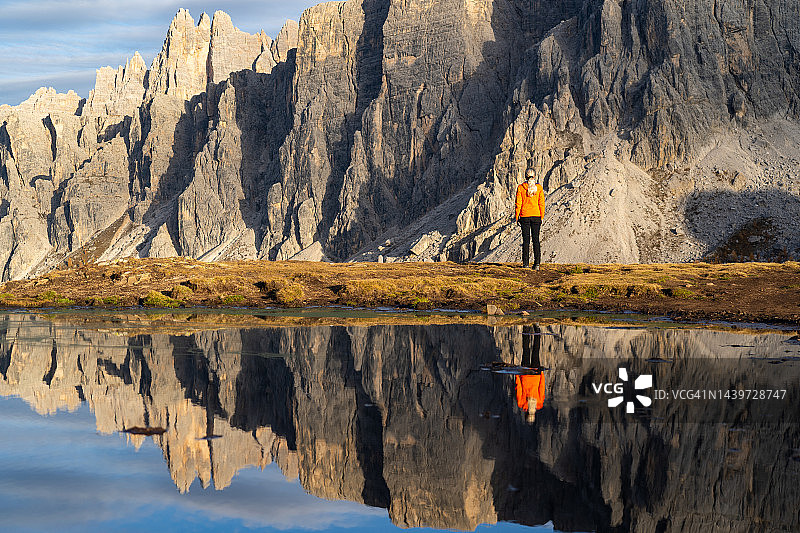 山中湖边女人的背影，带有倒影图片素材
