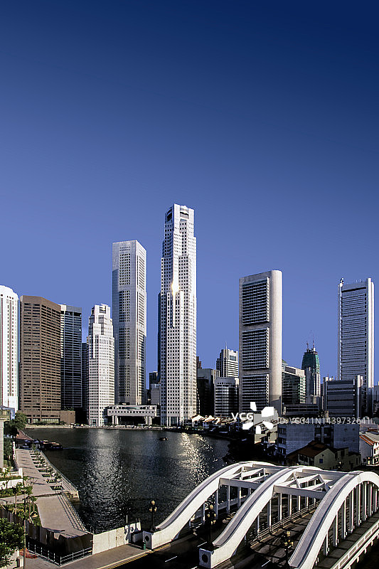 新加坡驳船码头的新加坡河图片素材