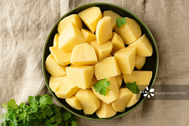 未煮的黄色土豆块图片素材