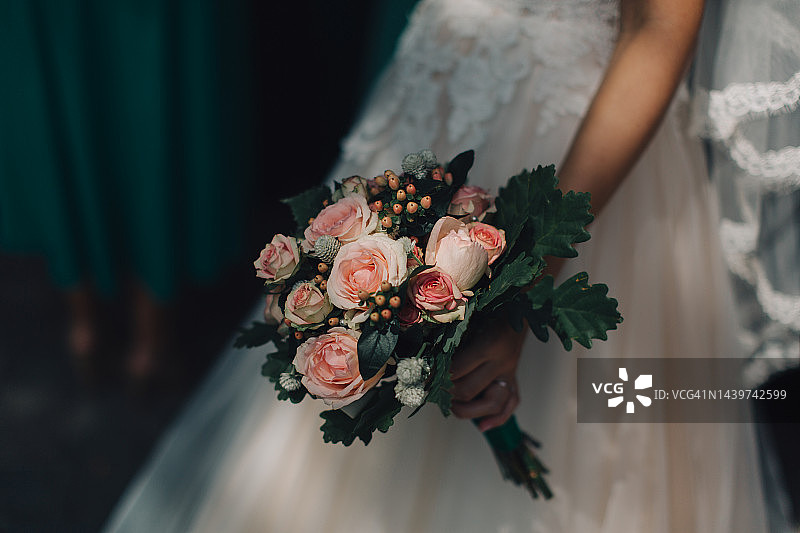 精美玫瑰与橡树叶花束图片素材