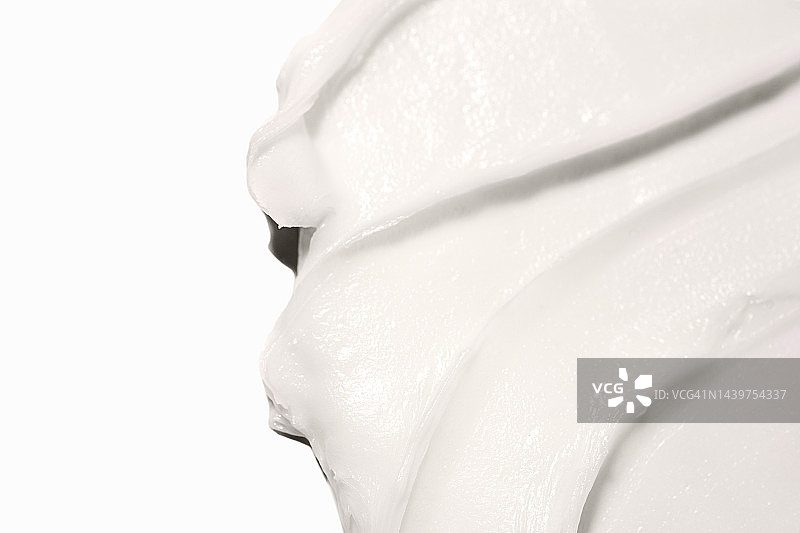 白色背景上的美容产品白色凝胶或保湿霜涂抹图片素材