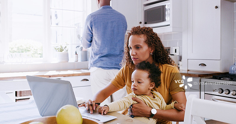 母亲婴儿与笔记本电脑，居家远程办公图片素材
