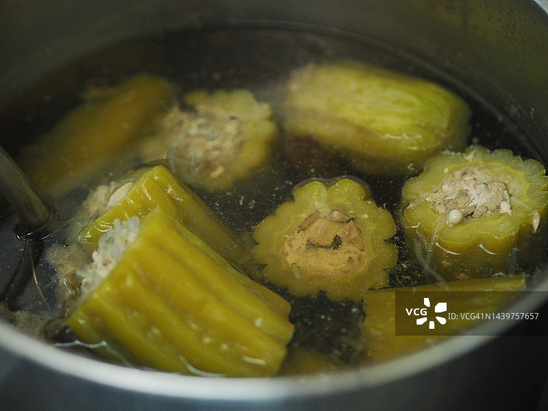 酿苦瓜佐肉末汤，不锈钢锅盛装图片素材