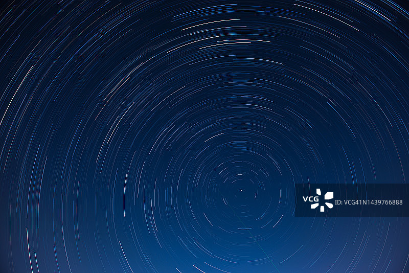 北极星轨道星轨的多重照片长曝光图片素材