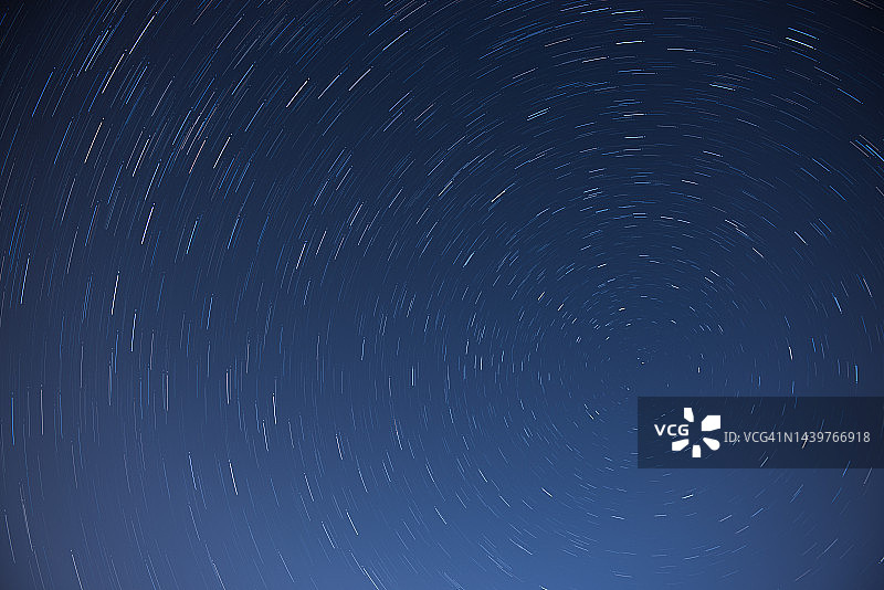 北极星轨道星轨的多重照片长曝光图片素材