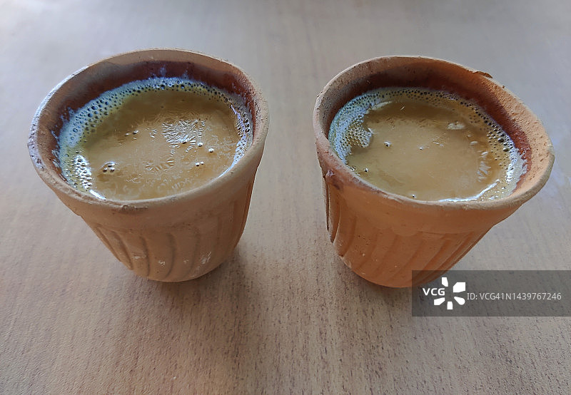 桌子上的两杯热奶茶图片素材